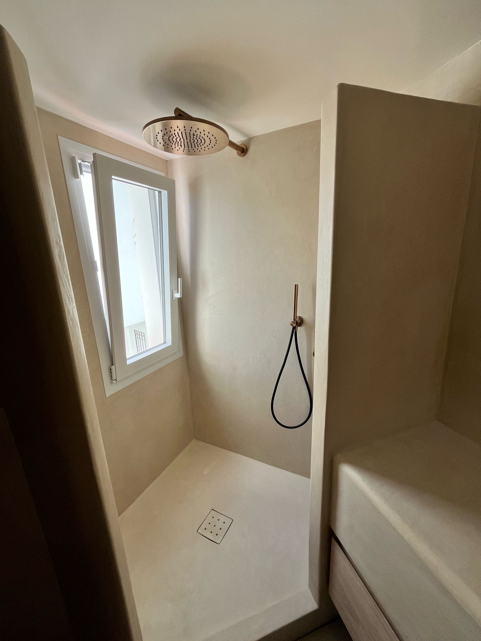 Microcement douche met regendouchekop