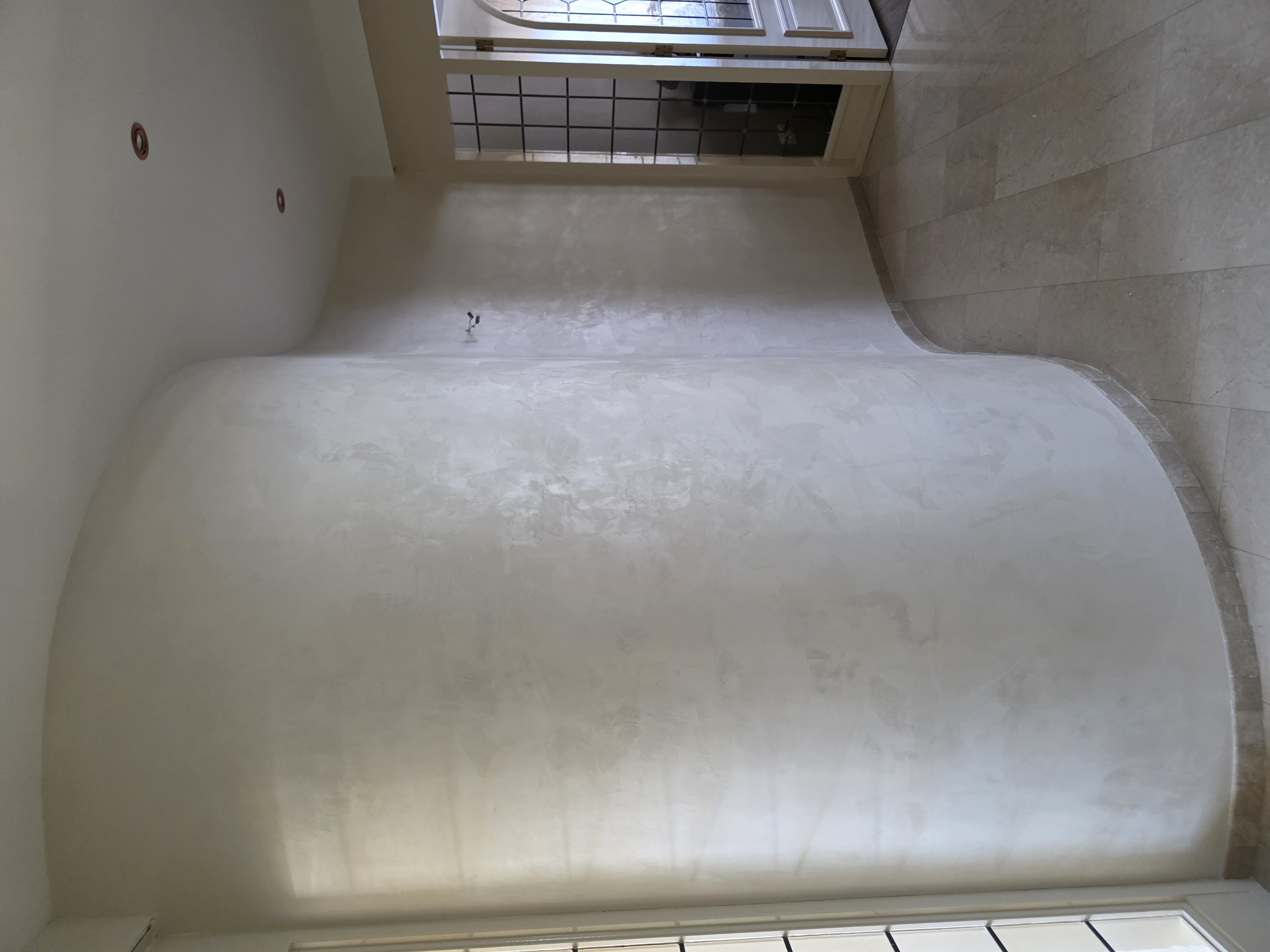 Gebogen wand met Venetiaans stucwerk